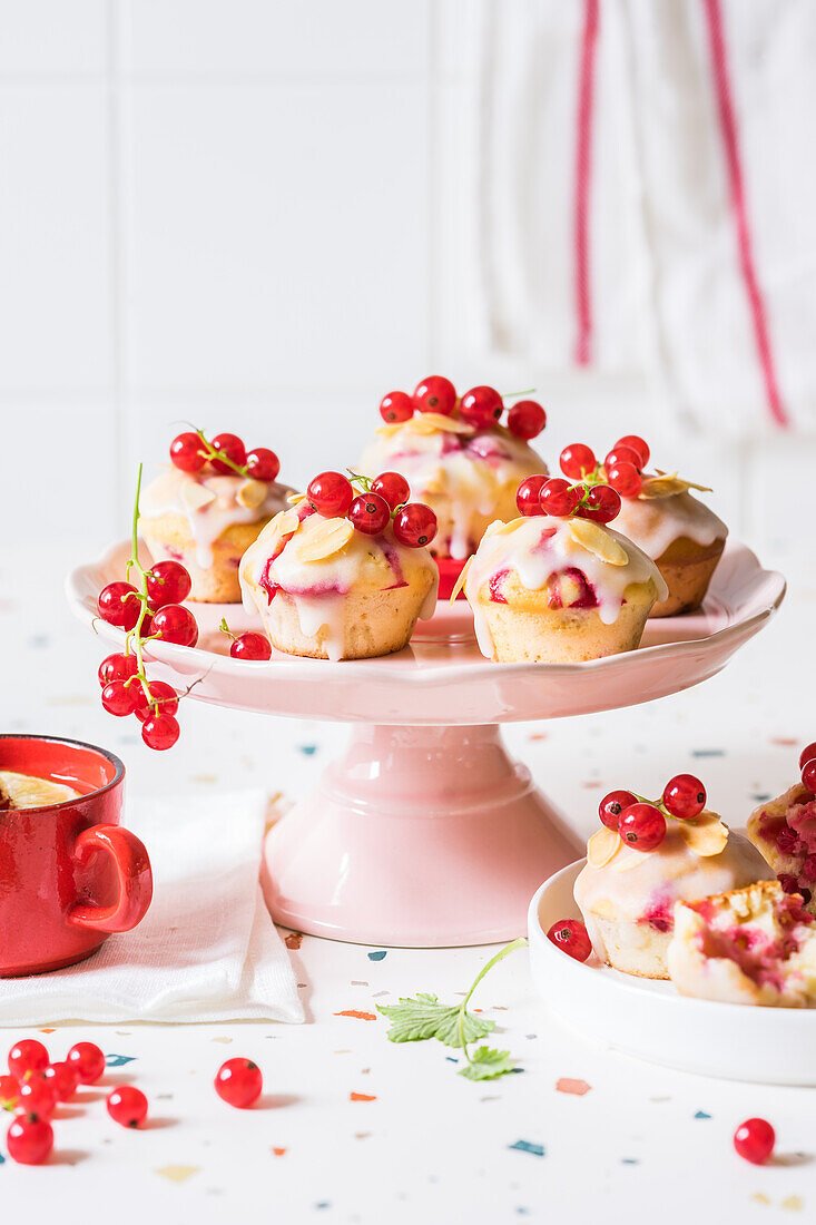 Johannisbeer-Cupcakes mit Zuckerglasur und gerösteten Mandelblättchen