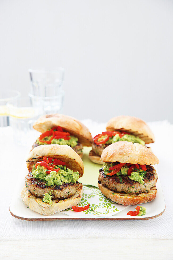 Puten-Koriander-Burger mit Guacamole