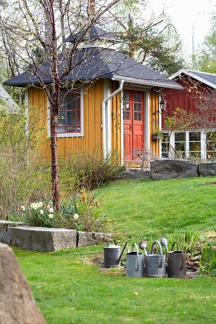 Blick auf Gartenpavillon aus recycelten Türen und Fenstern