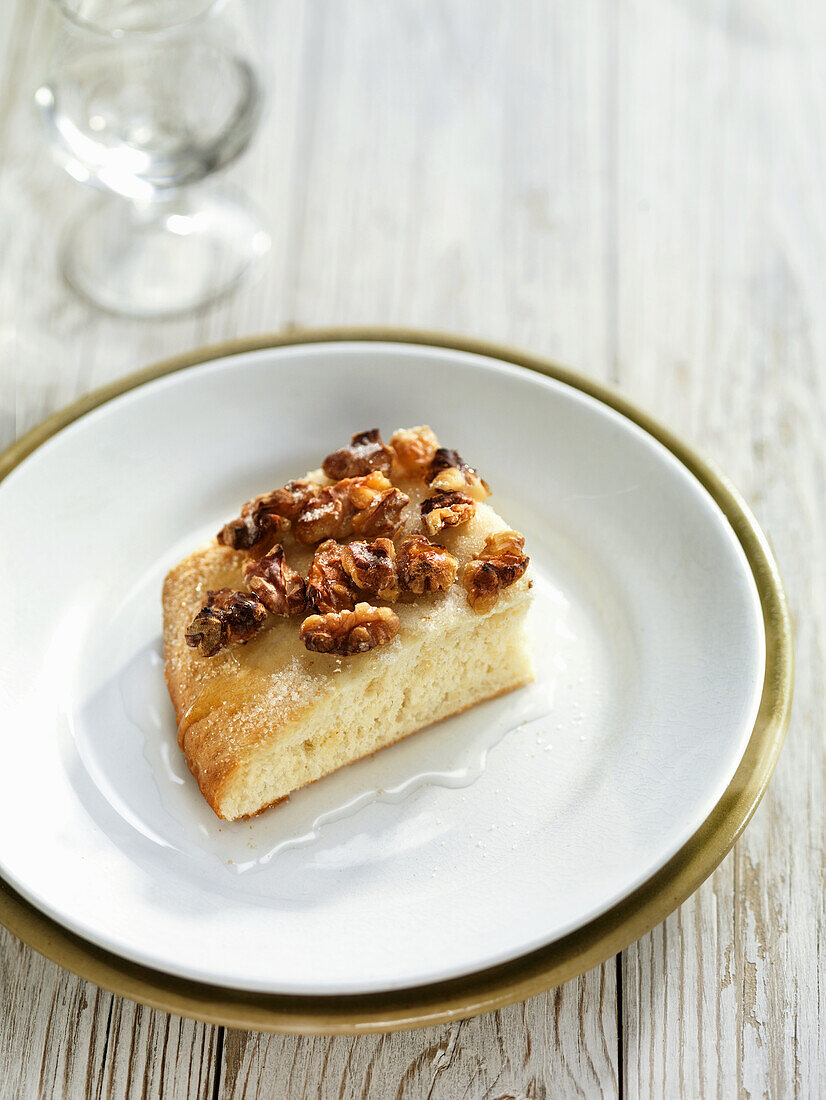 Ein Stück Aniskuchen mit Walnüssen auf Teller