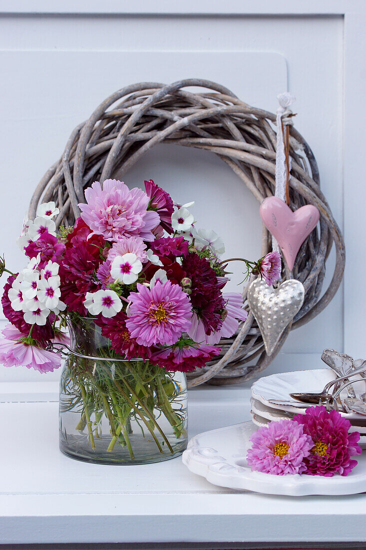 Blumenstrauß aus Phlox und Schmuckkörbchen (Cosmos bipinnatus, Cosmea)