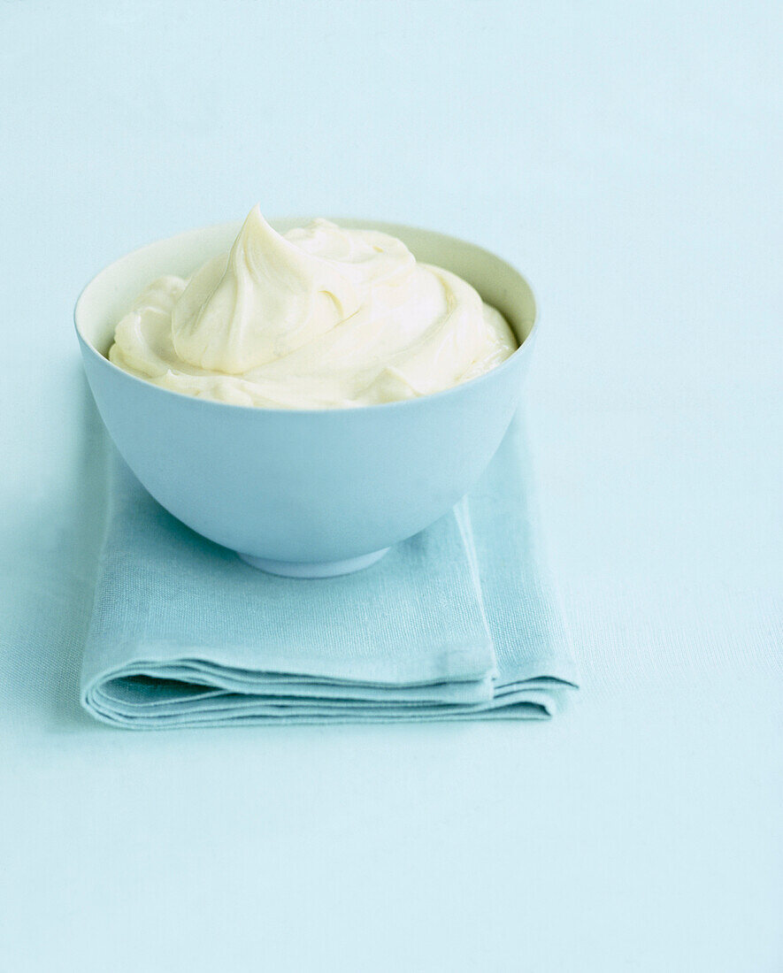 Klassische Mayonnaise in hellblauem Schälchen