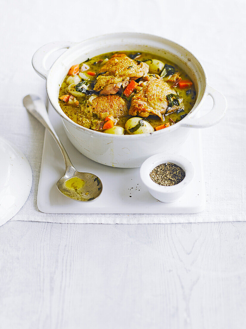 Frühlingshafter One-Pot mit Huhn und Gemüse