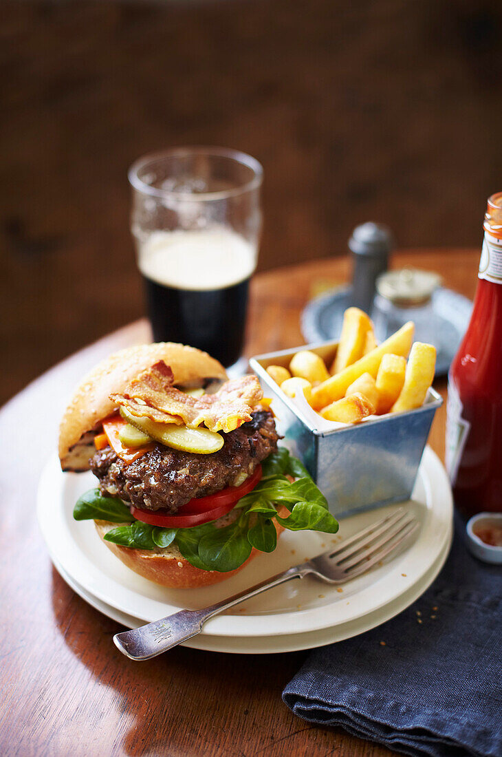 Burger mit dreifach gebratenen Pommes frites