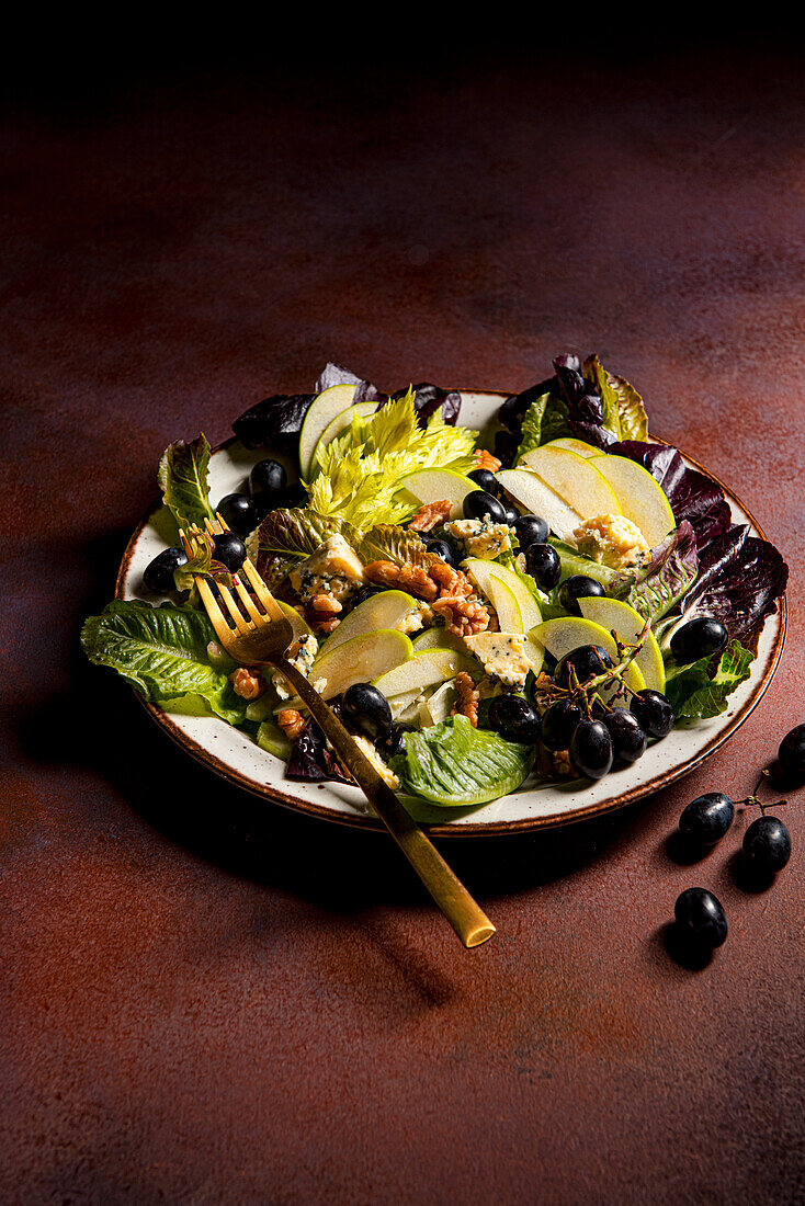 Herbstlicher Salat mit Blauschimmelkäse, Trauben, Stangensellerie und Walnüssen