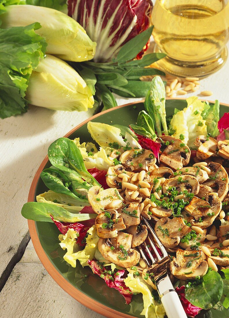 Green salad with mushrooms and pine nuts