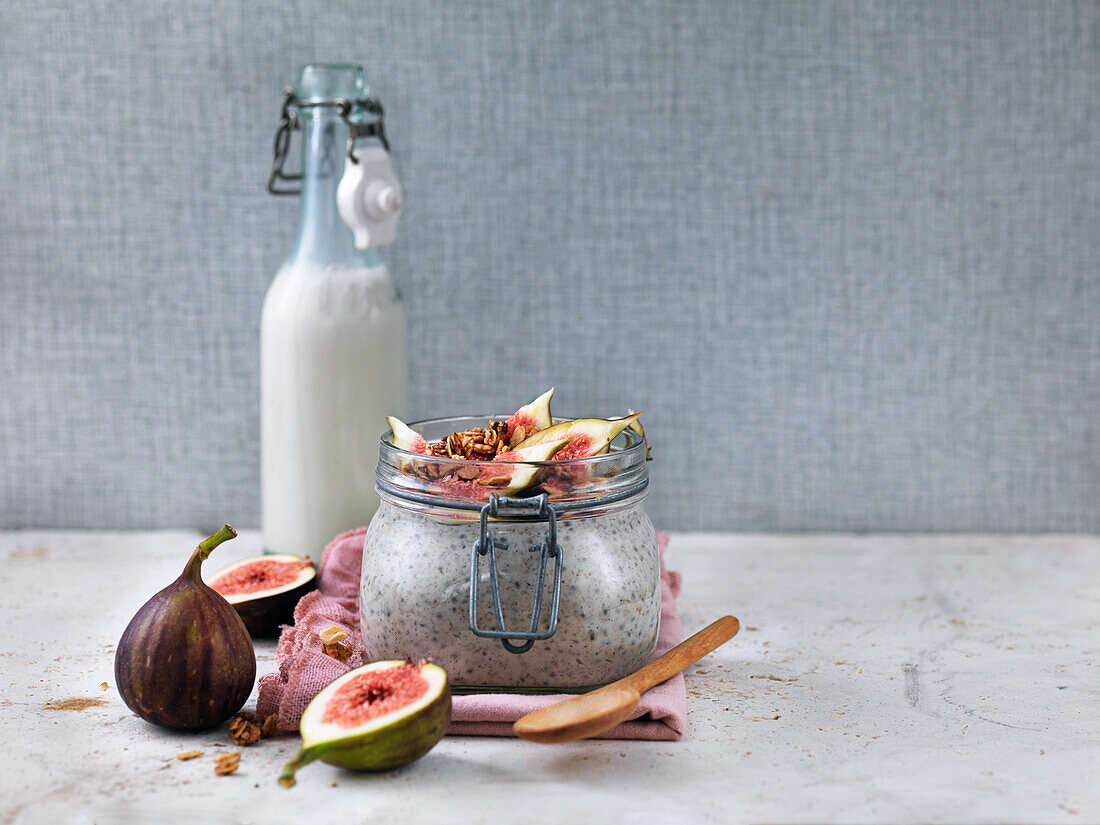 Chia pudding with figs and granola
