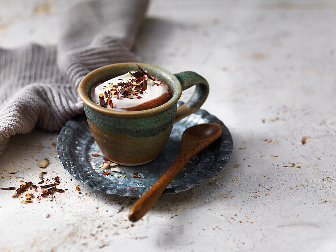 Kaffee mit Kakao, Schlagsahne und Nüssen