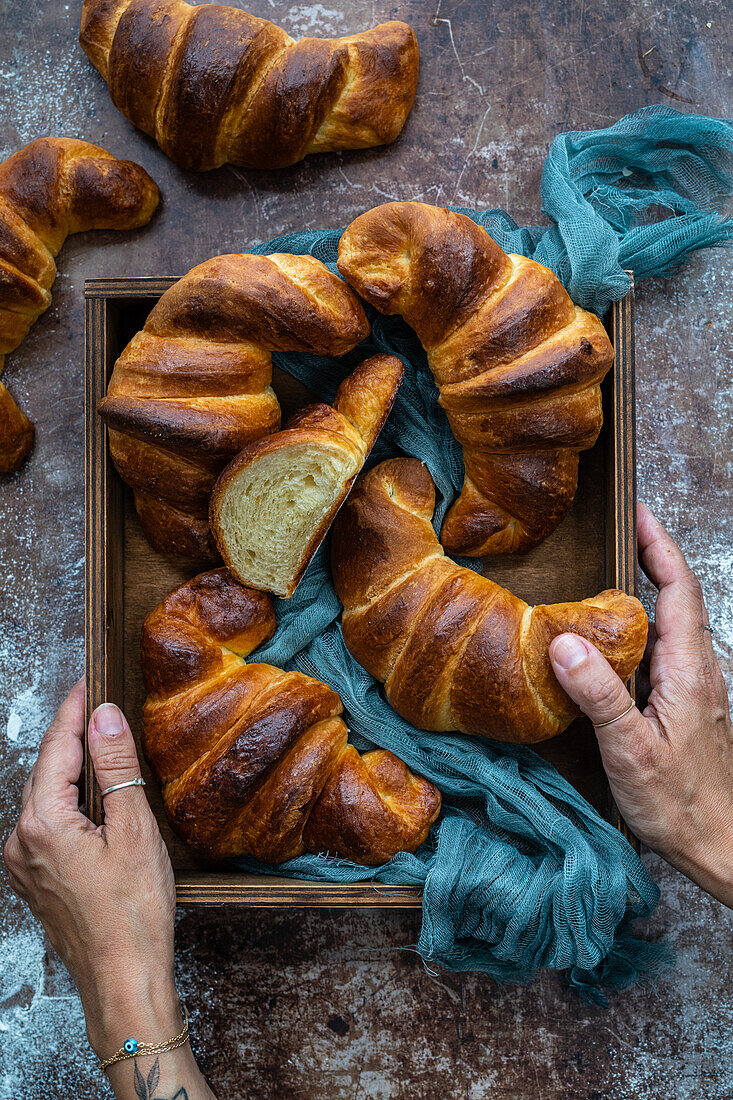 Croissants auf Holztablett