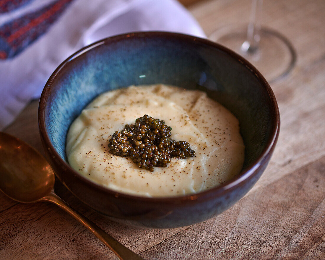 Kaviar auf Kartoffelpüree