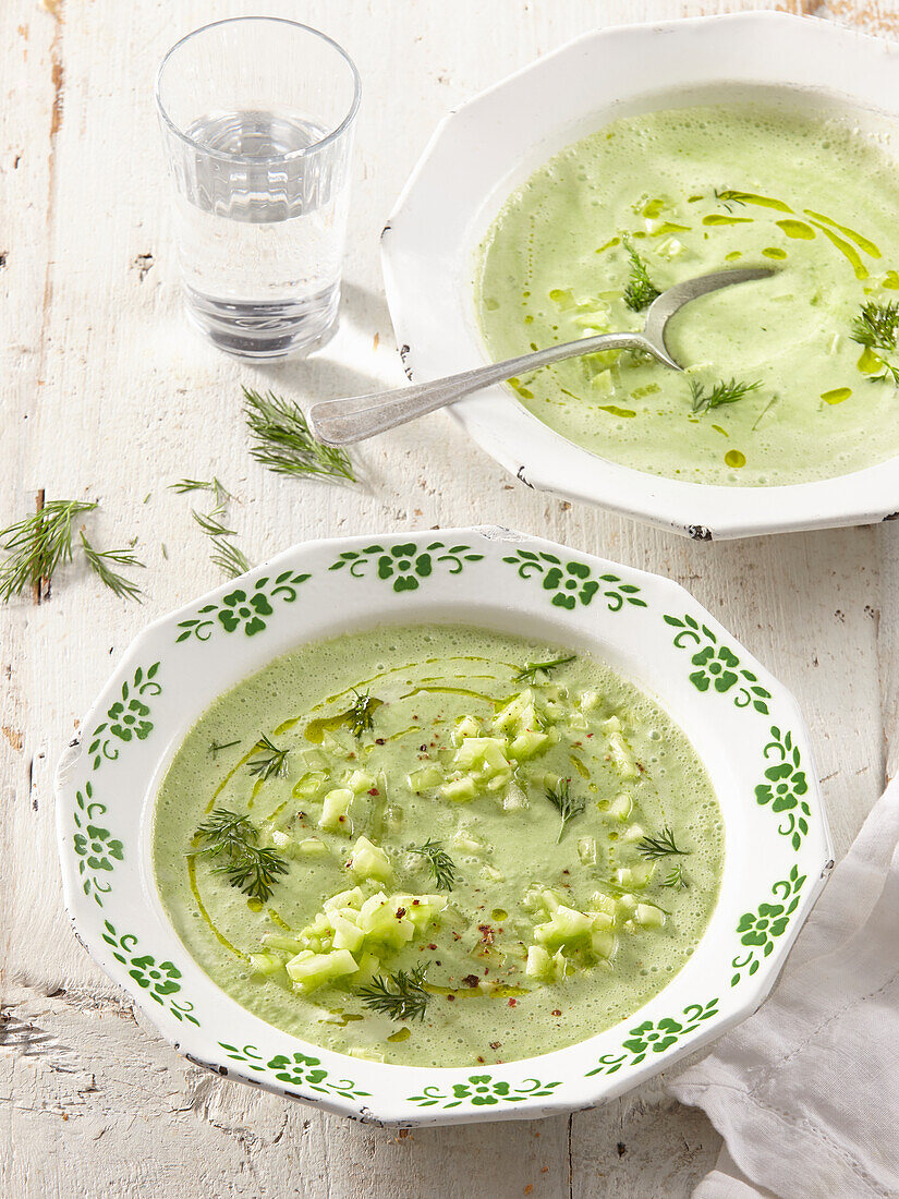 Kalte Gurkensuppe mit Minze und Pistazien