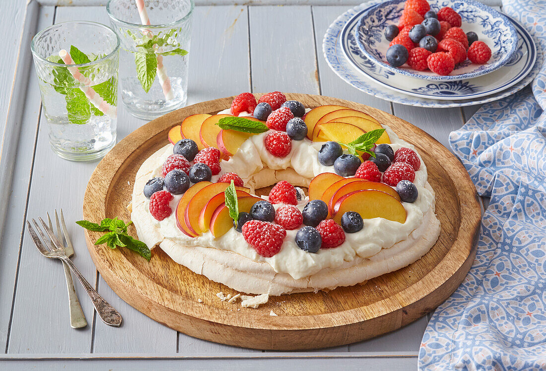 Pavlova-Kranz mit frischen Sommerfrüchten