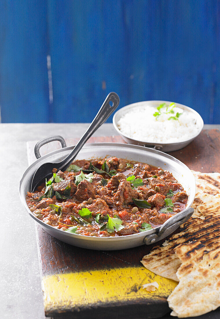 Ziegencurry mit Naan Brot