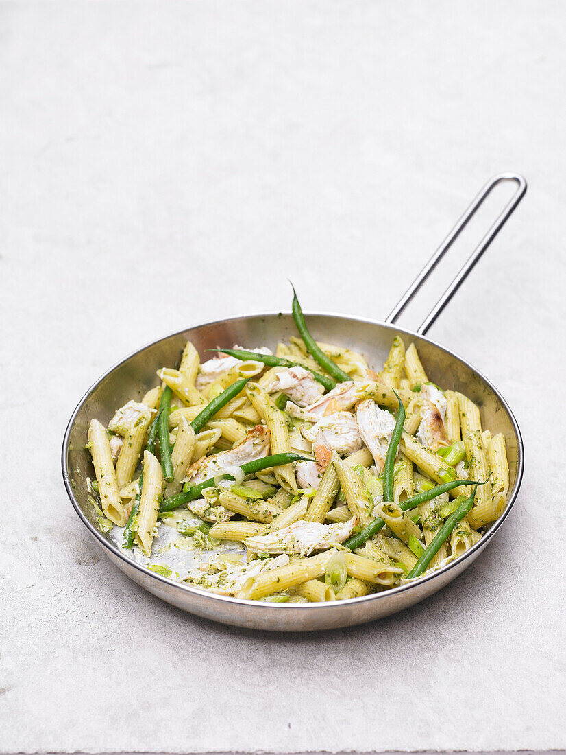 Cremige Nudeln mit Hühnerfleisch und grünem Bohnenpesto