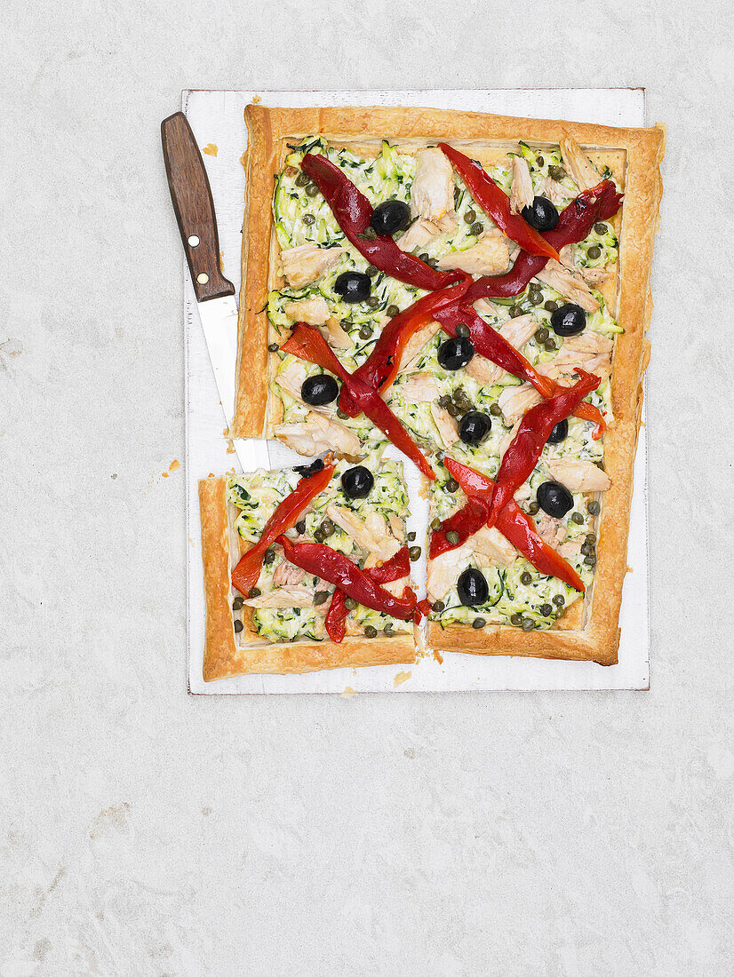 Mediterrane Thunfisch-Tarte mit Paprika und Zucchini