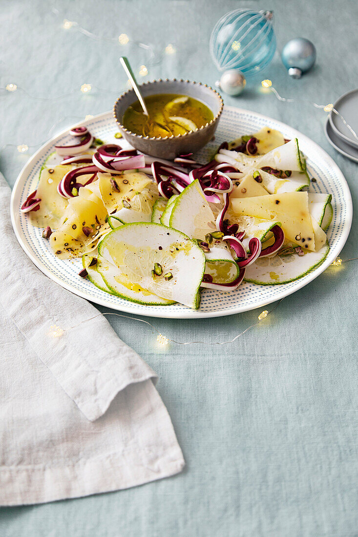 Carpaccio von Cedro (Zitronatzitrone) mit Pecorino, Radicchio und Pistazien