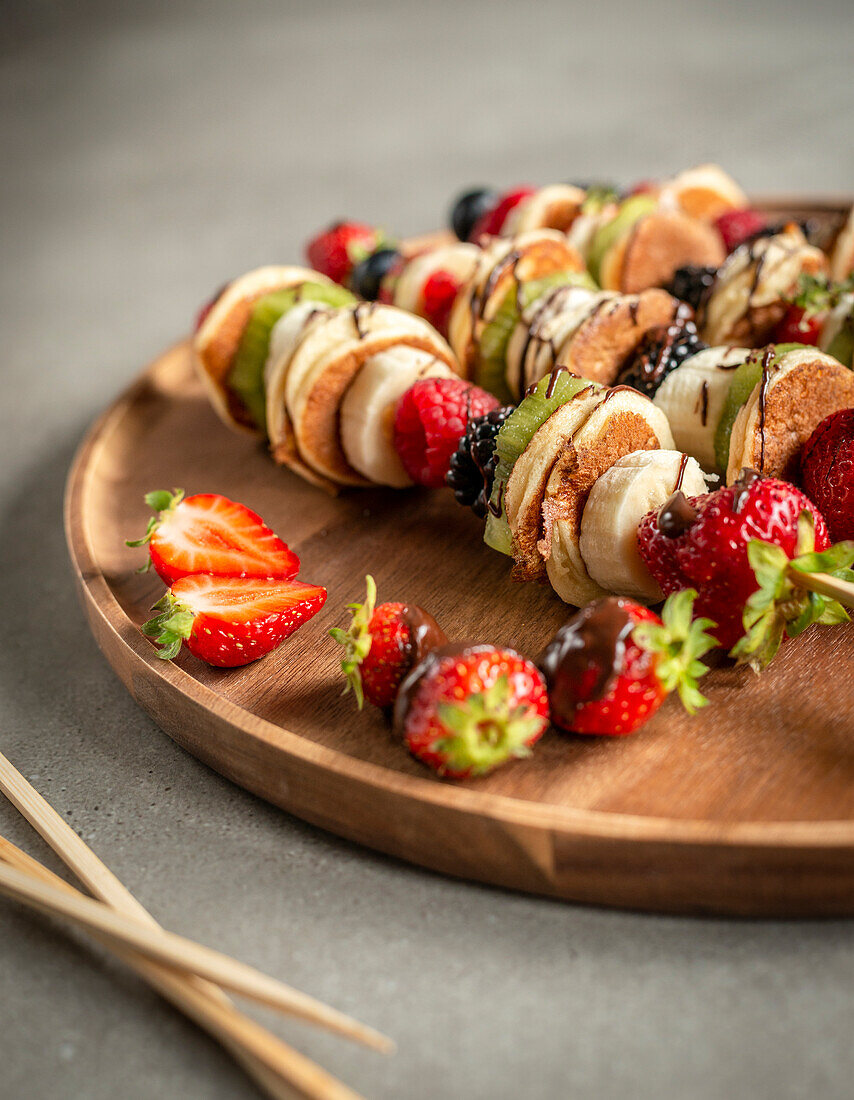 Mini-Pancake-Spieße mit Früchten