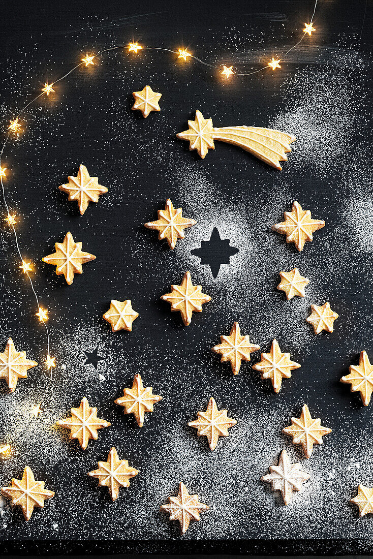 Sternförmige Weihnachtsplätzchen mit Lichterkette