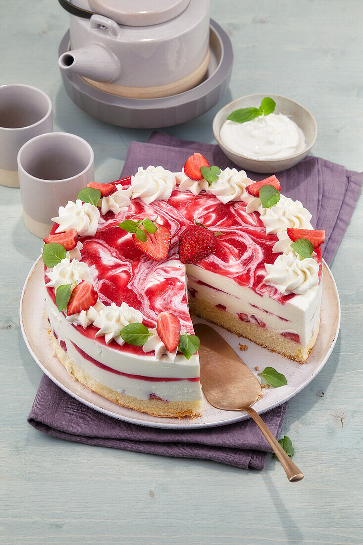 Marmorierte Erdbeer-Frischkäse-Torte
