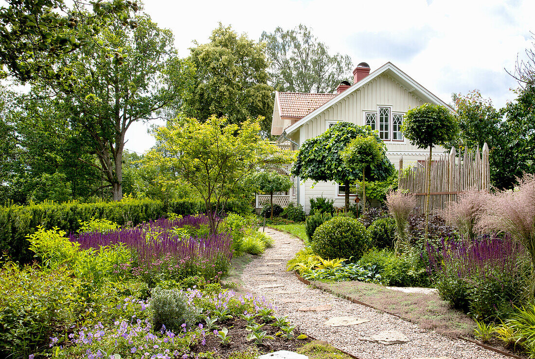 Curved garden path with gravel and treads