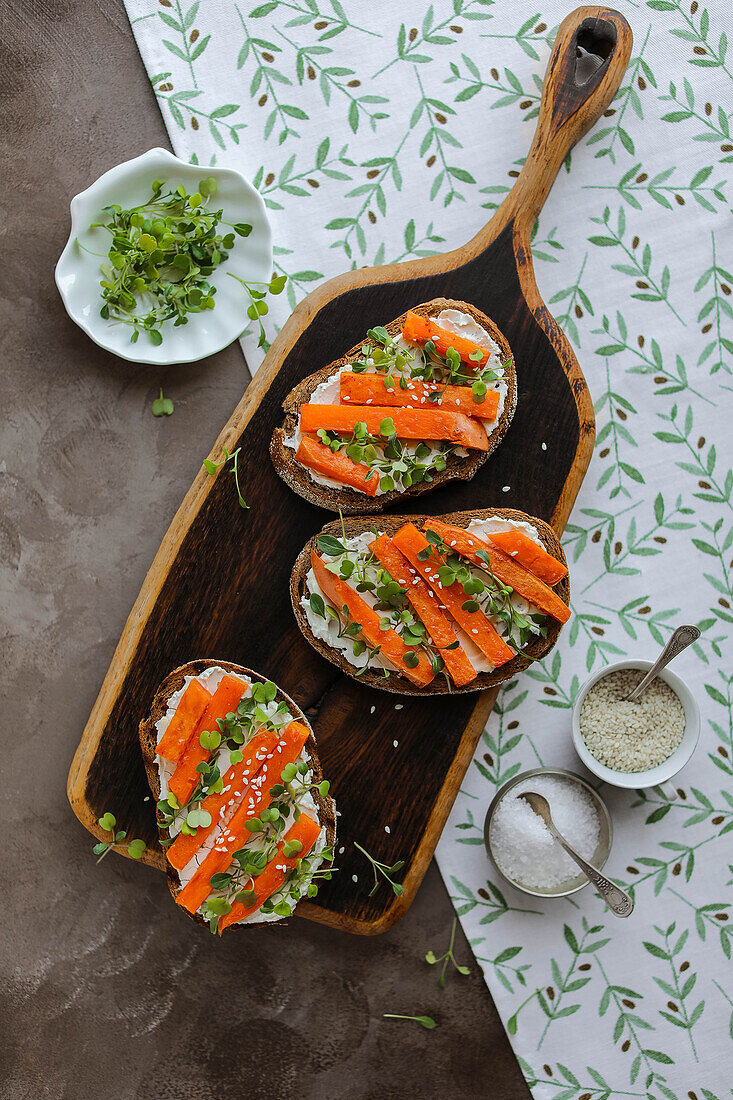 Grilled bread topped with quark and sweet potatoes