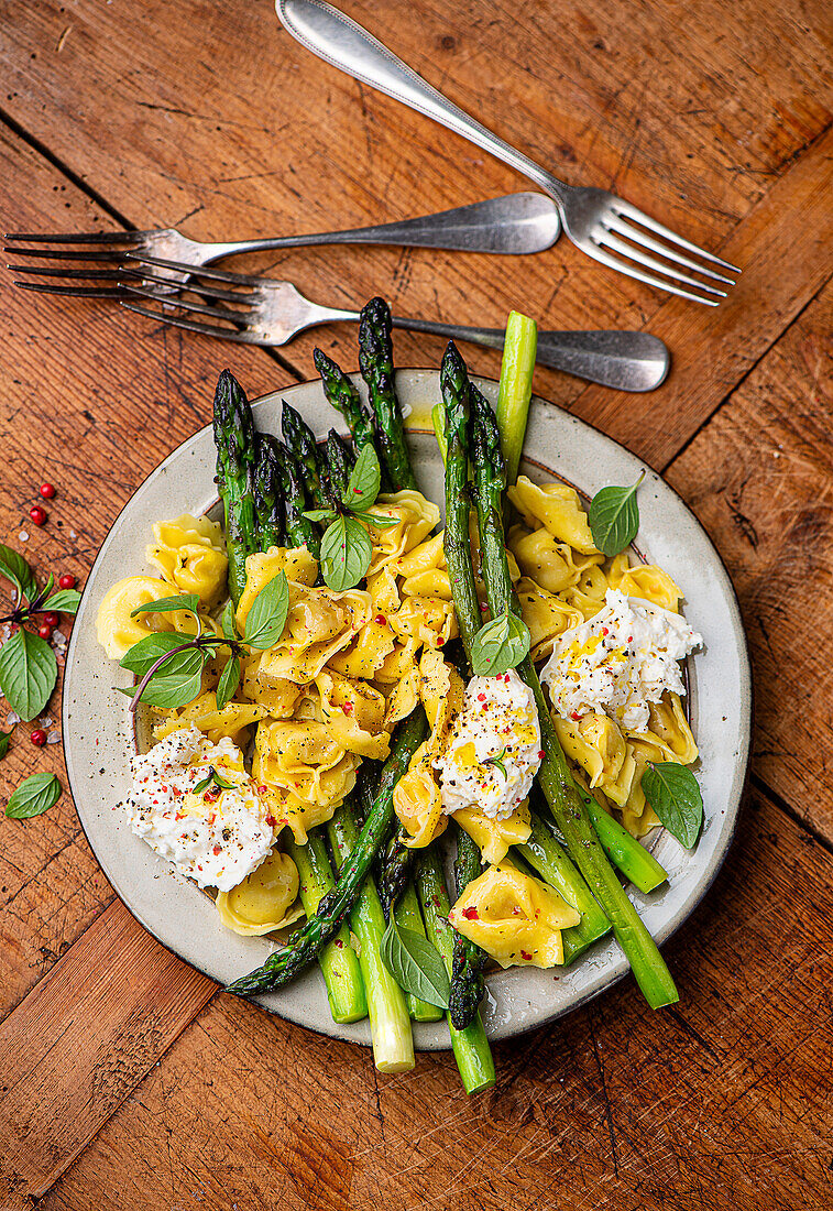 Tortellini mit grünem Spargel und Burrata