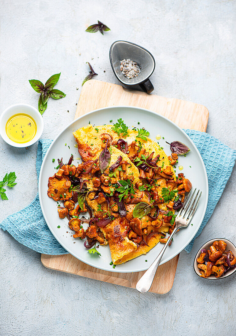 An aromatic omelette with chanterelle mushrooms