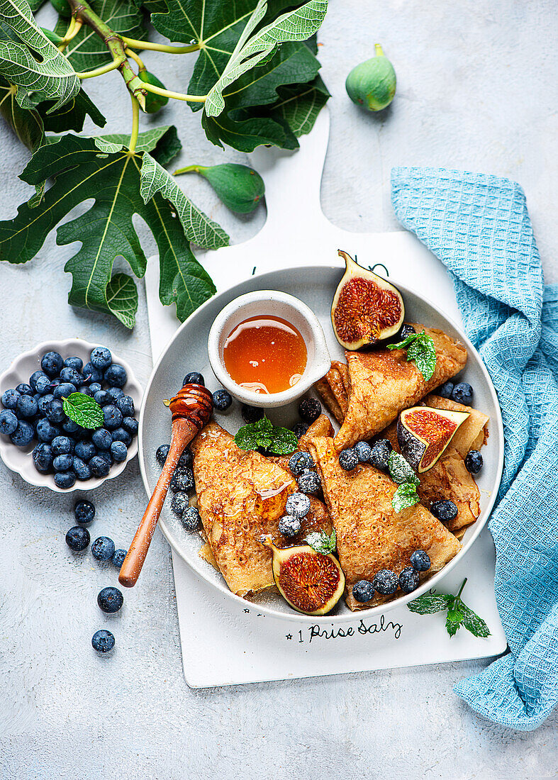 Pancakes with figs, honey and blueberries