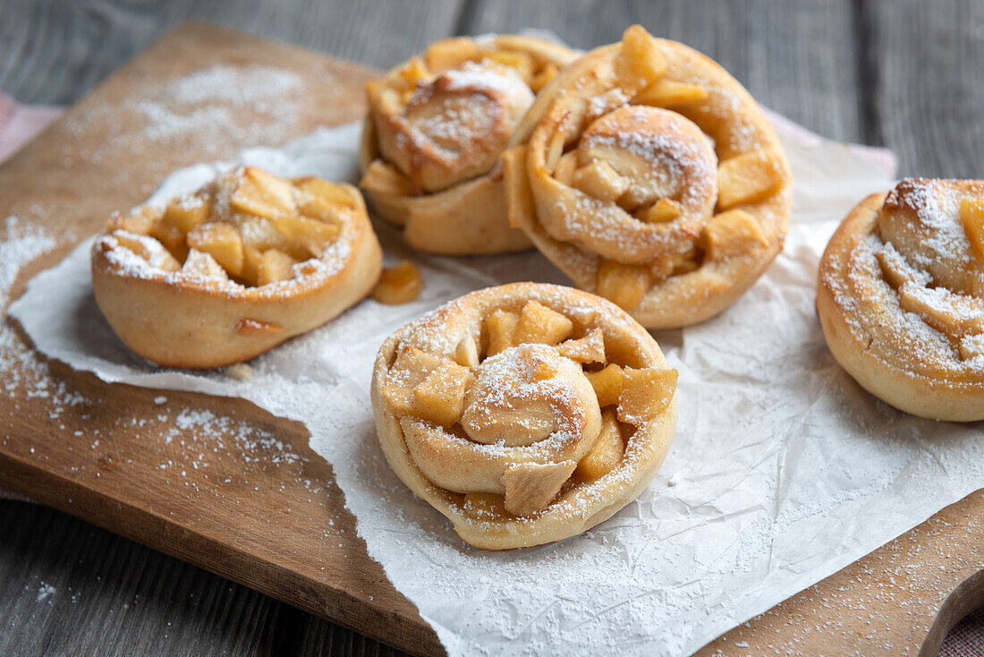 Vegane Hefeschnecken gefüllt mit Apfel-Zimt-Stücken und Mandeln