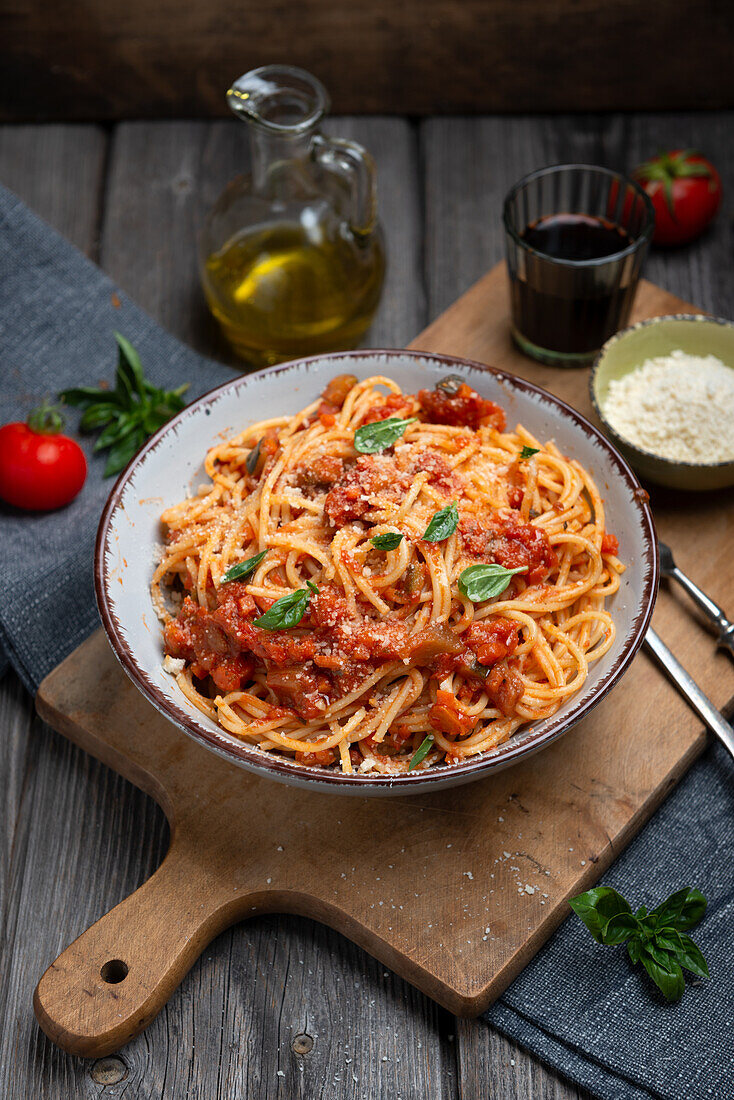 Spaghetti mit Tomatensoße und veganem Parmesan