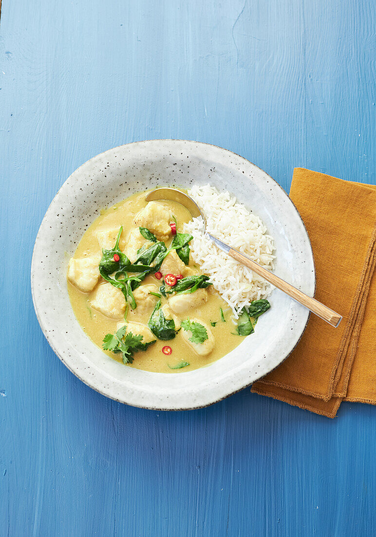 Indonesisches Fischcurry mit Spinat in Kokos-Kurkuma-Sauce