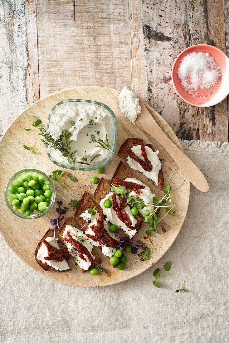 Kräuter-Ricotta mit Erbsen auf Röstbrot