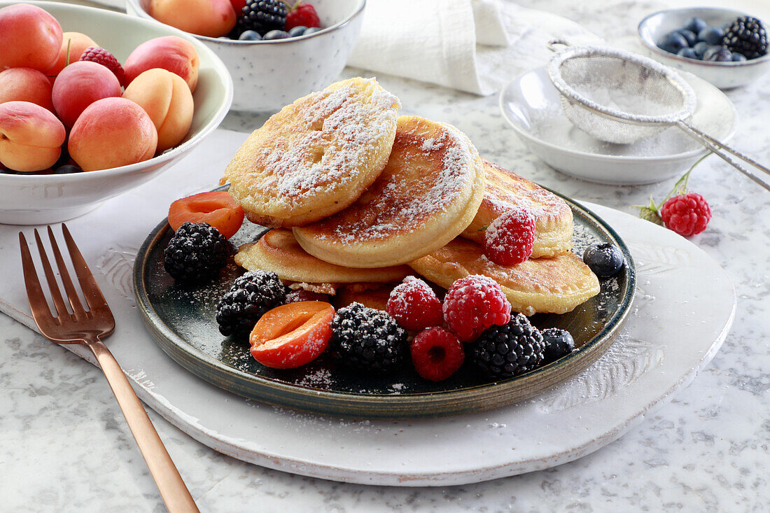 Pancakes mit frischem Obst und Puderzucker