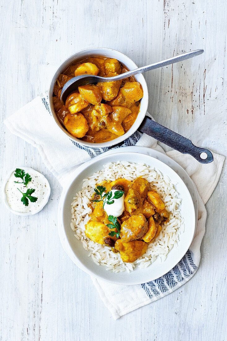 Mildes, fruchtiges Hähnchen-Curry mit Reis