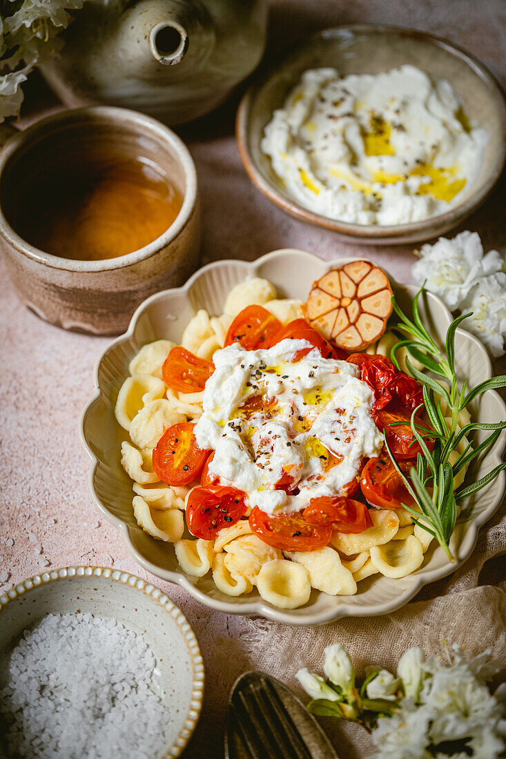 Pasta with ricotta and tomatoes