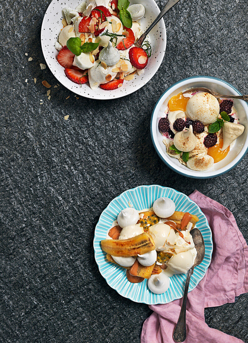 Drei verschiedene Obstdesserts mit Baiser