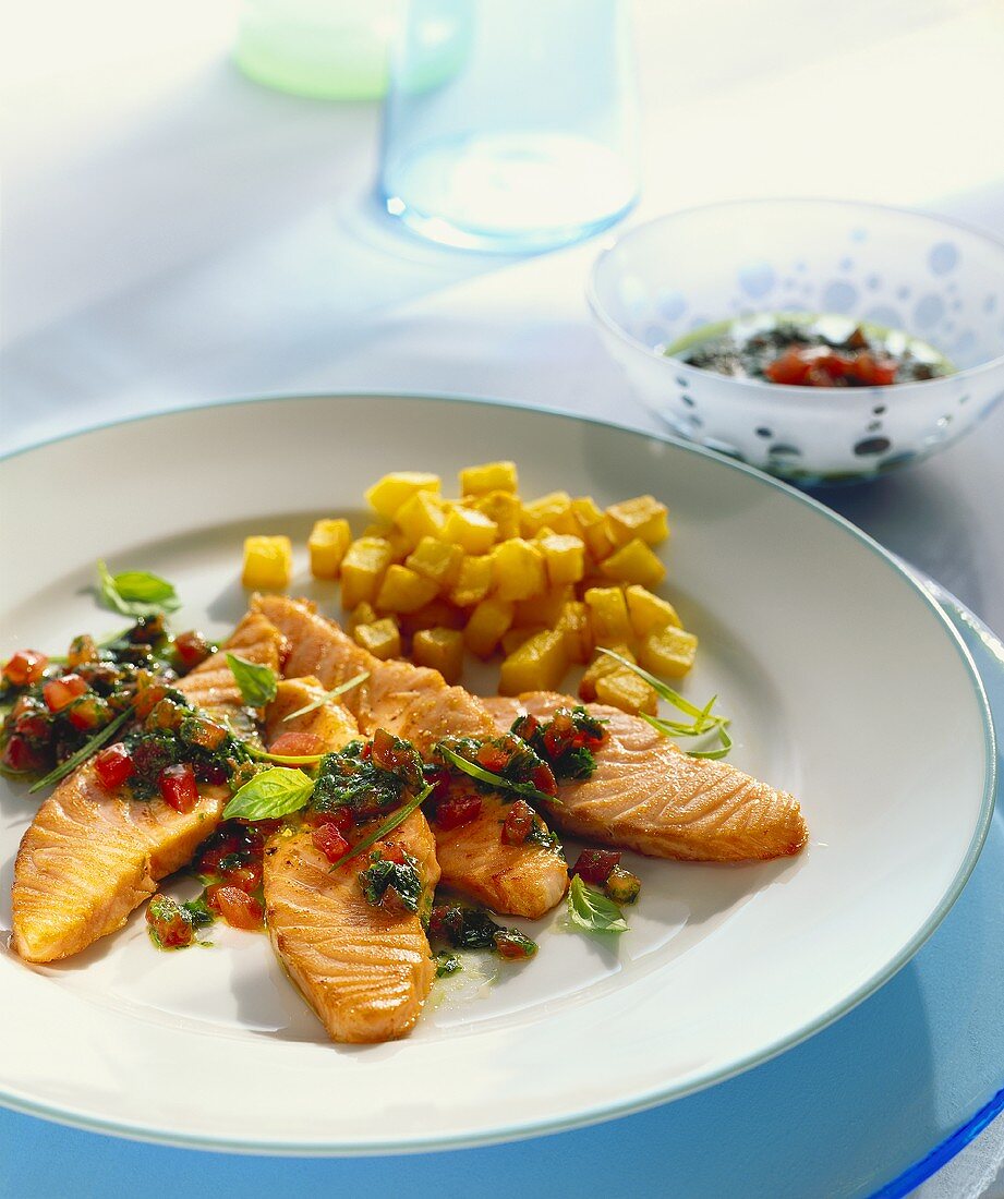 Lachsfilets mit Kräuter-Tomaten-Pesto & Kartoffelwürfeln