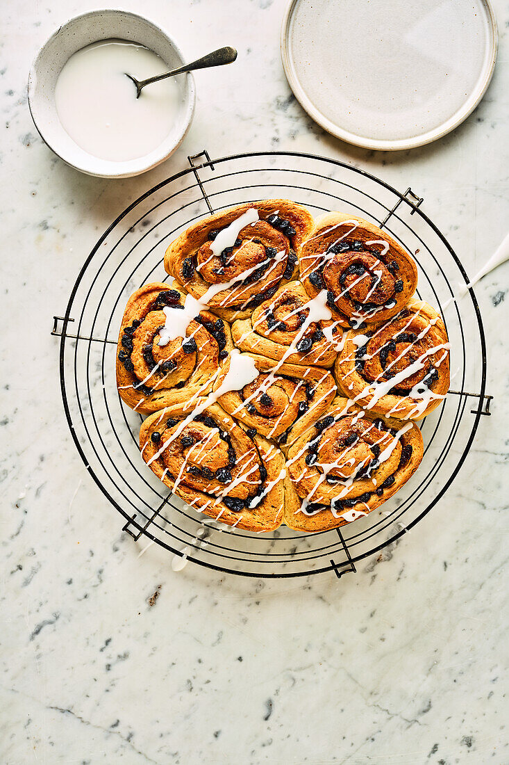 Chelsea Buns mit Zuckerglasur