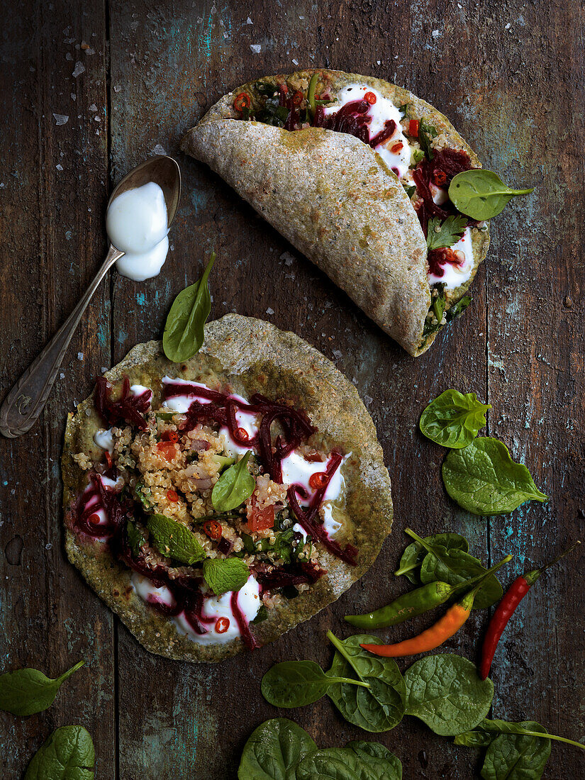 Scharfe, vegetarische Tacos mit Quinoa, Spinat und Joghurt