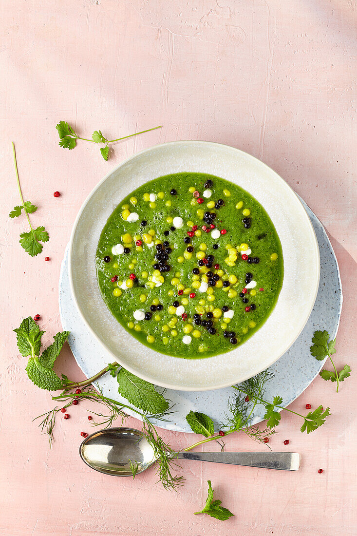 Gurkensuppe mit Riesencouscous und Balsamico-Perlen