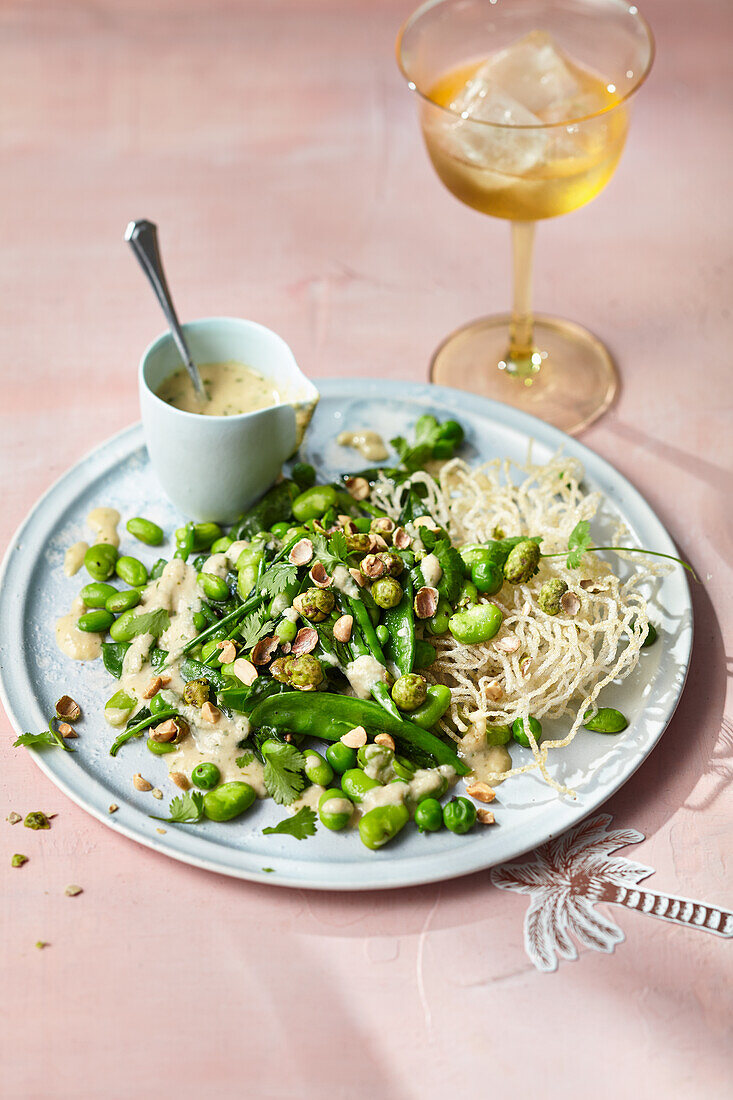 Erbsen-Bohnen-Gemüse mit Ingwer-Marinade und frittierten Reisnudeln