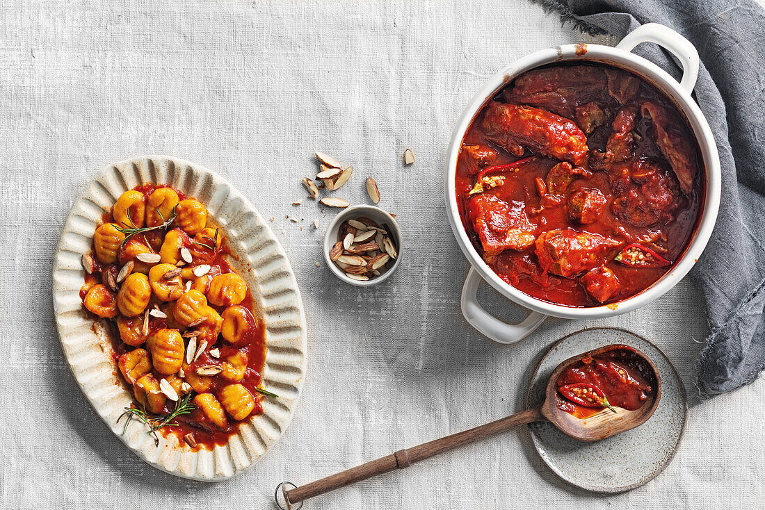 Gemischtes Fleischragout in Tomatensauce und Kartoffel-Kürbis-Gnocchi in Tomatensauce