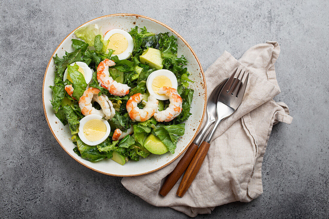 Proteinreicher Keto-Salat mit Garnelen, Avocado und Ei