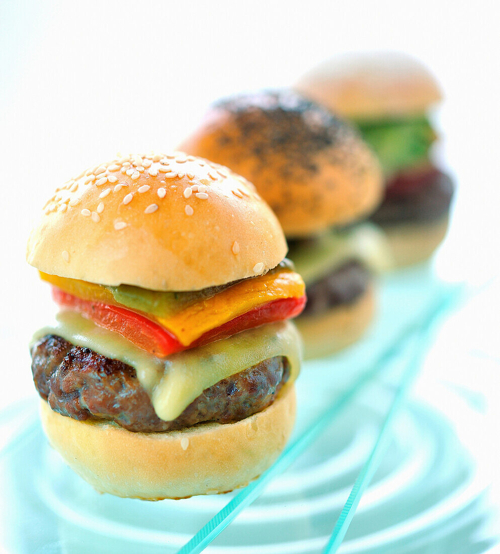 Cheeseburger with sesame seeds and peppers
