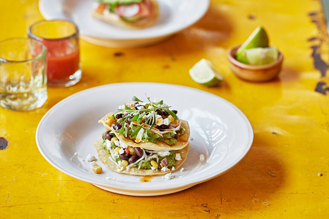 Tortilla-Stapel mit Gemüse und Guacamole