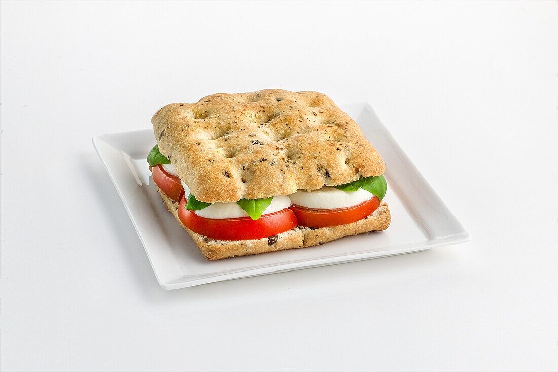 Focaccia-Sandwich mit Tomaten, Mozzarella und Basilikum