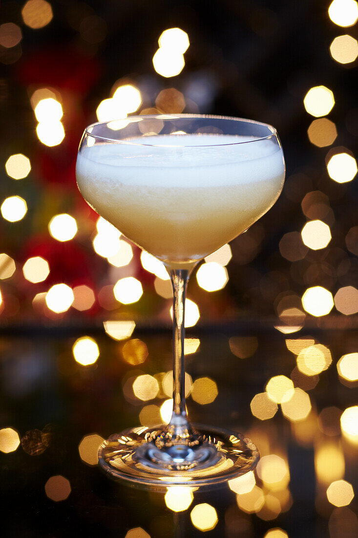 Fruchtiger, festlicher Martini-Cocktail zu Weihnachten