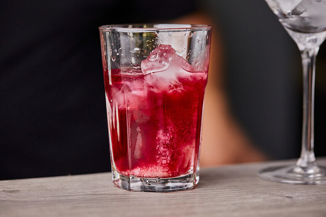 Cosmopolitan-Cocktail zubereiten