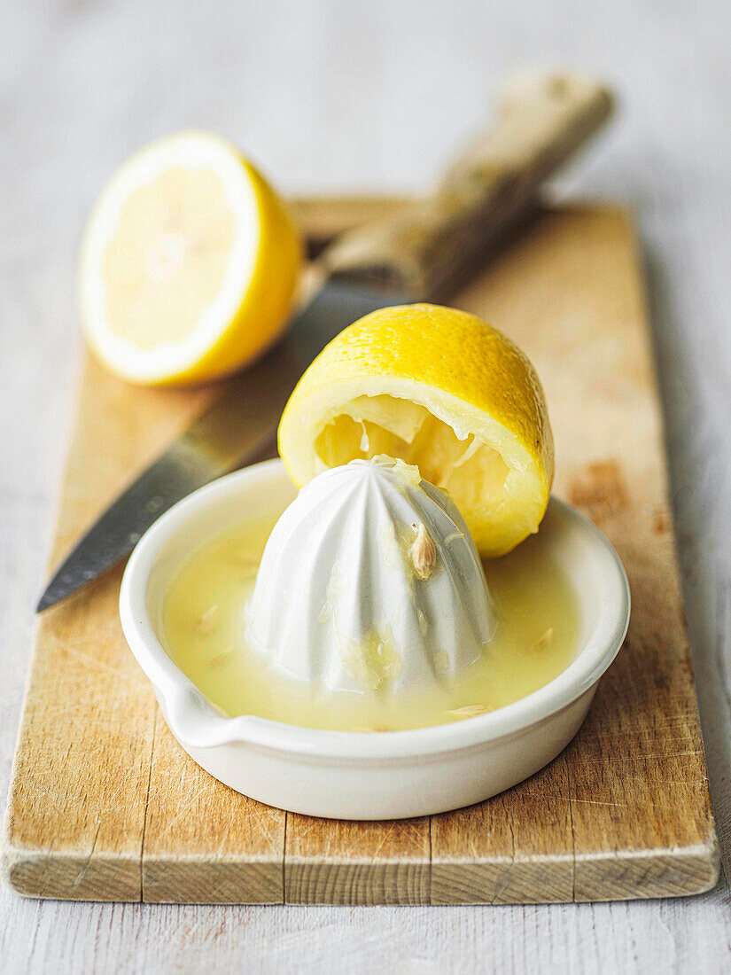 Zitrone auf Zitruspresse