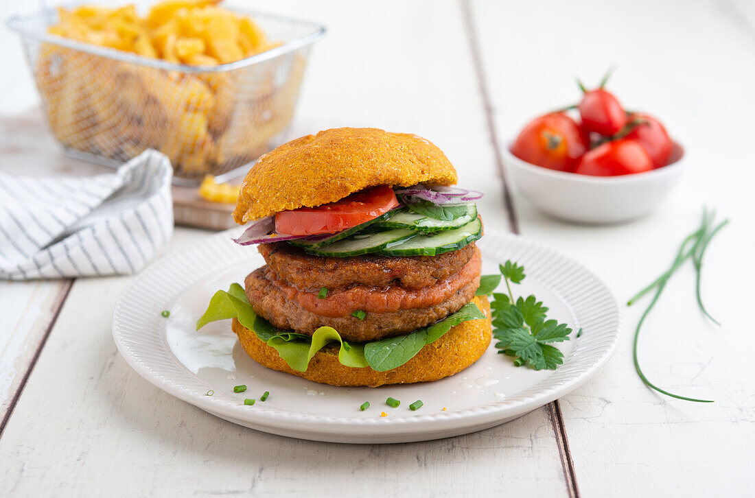 Veganer doppelter Linsenbratling mit Salat und Gemüse-Ketchup im Kürbisbrötchen